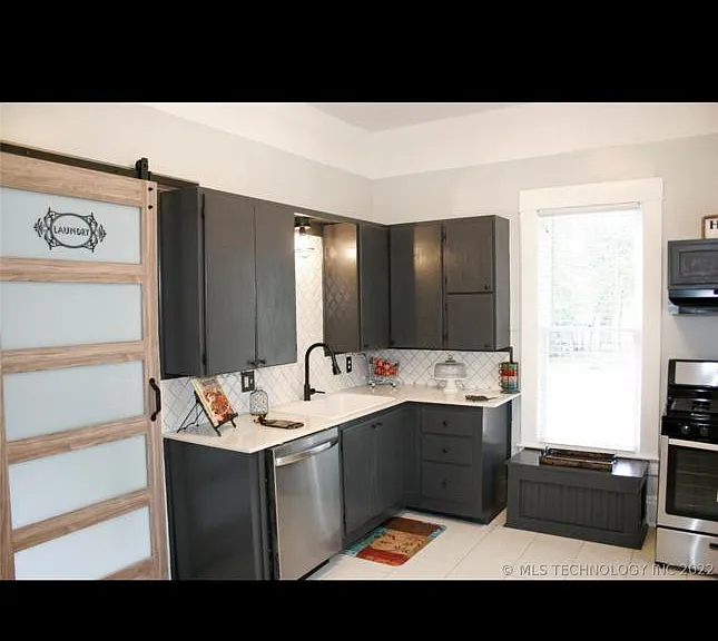 704 S Poplar St — Photo 3