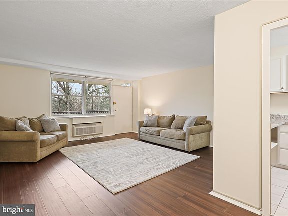 5th image of 2030 N Adams St APT 404