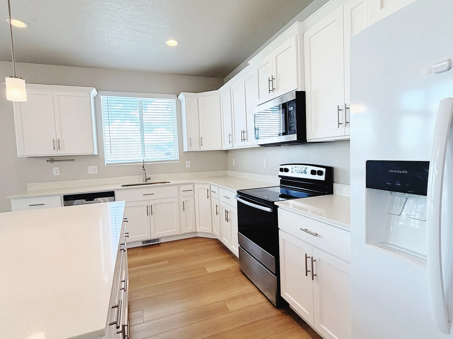4 bed, 2.5 bath, 2410 sqft, $2,450 — Photo 4