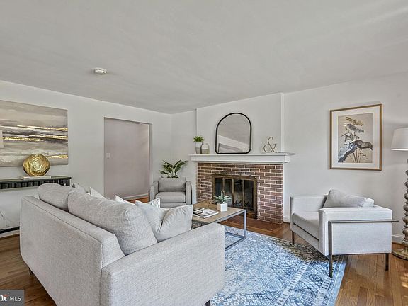 4th image of 301 Pine St