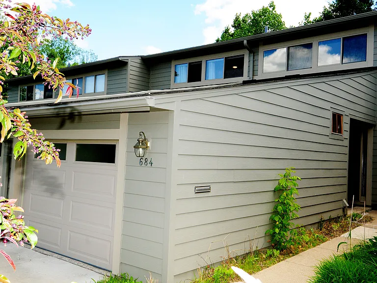 684 Peninsula Ct — Photo 1