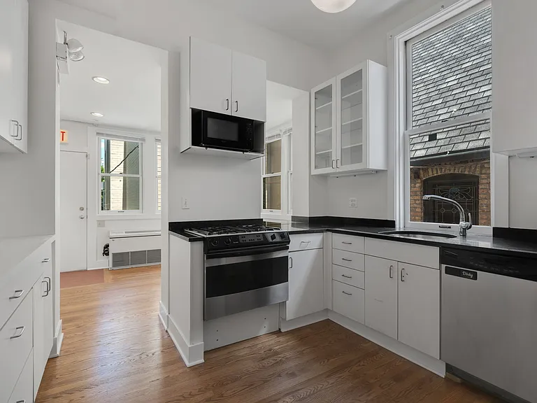 532 W Fullerton Pkwy — Photo 8