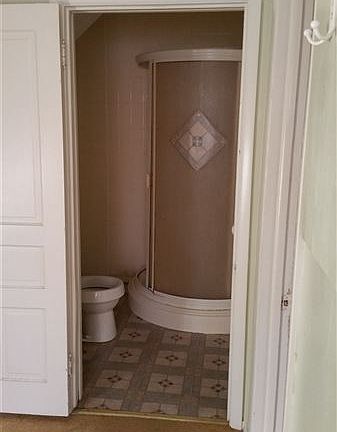 BATHROOM W/ SHOWER