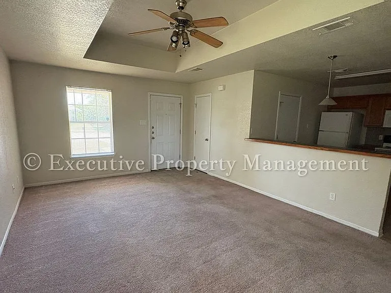 208 Janelle Dr — Photo 7