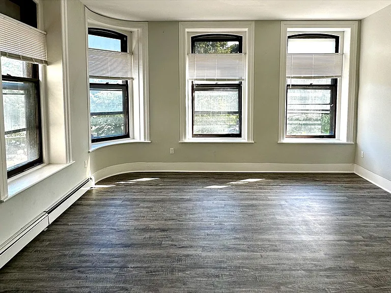 60 Franklin St — Photo 3