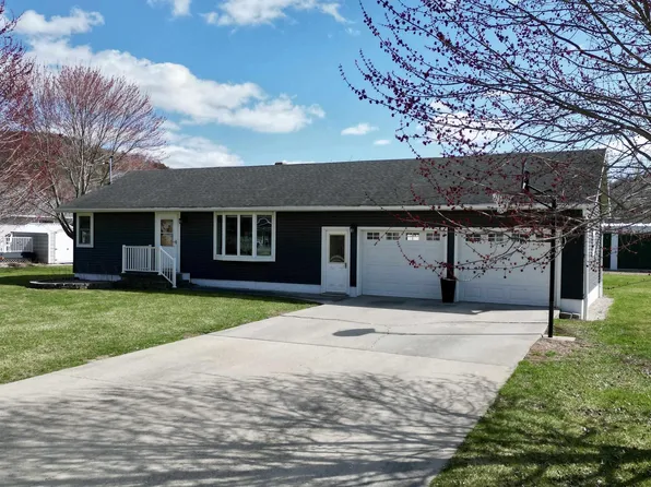 2532 River Rd, Decorah, IA 52101