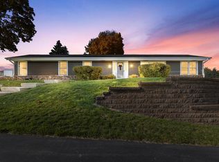 18650 W Observatory Rd, New Berlin, WI 53146