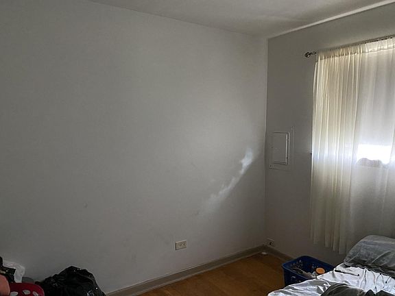 5th image of 958 Greenbay Ave
