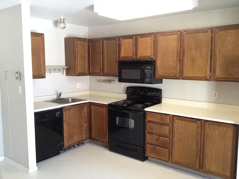 3500 Rolling Green Dr #J40 — Photo 5
