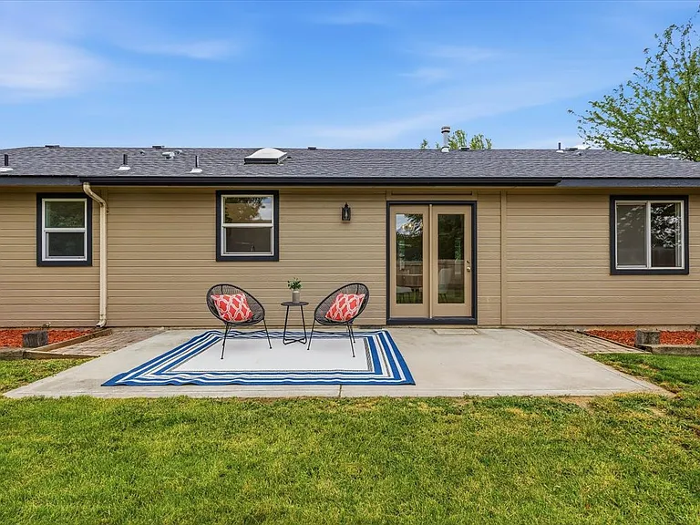 1950 E Challis Dr — Photo 22