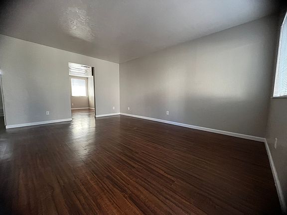 4th image of 919 W Oak Ave APT 2