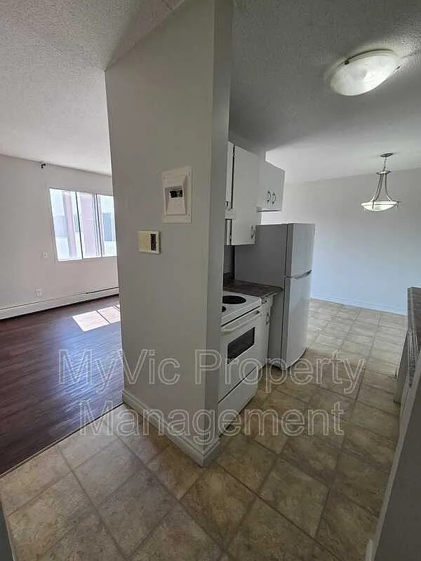 Strathcona Manor — Photo 4