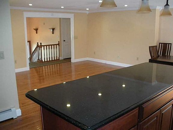 5th image of 527 Forbes St