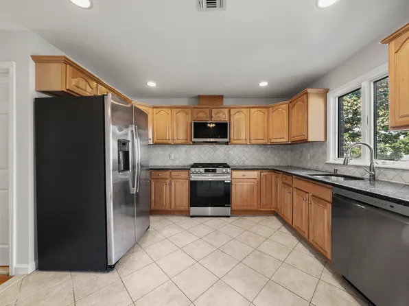 229 Franklin Avenue image 7 of 27