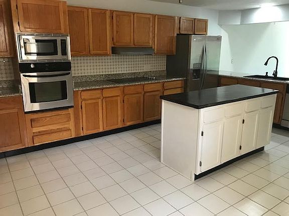 large eat-in kitchen