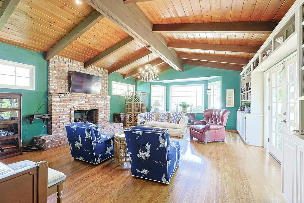 3 bed, 2.5 bath, 2335 sqft, $13,500 — Photo 1