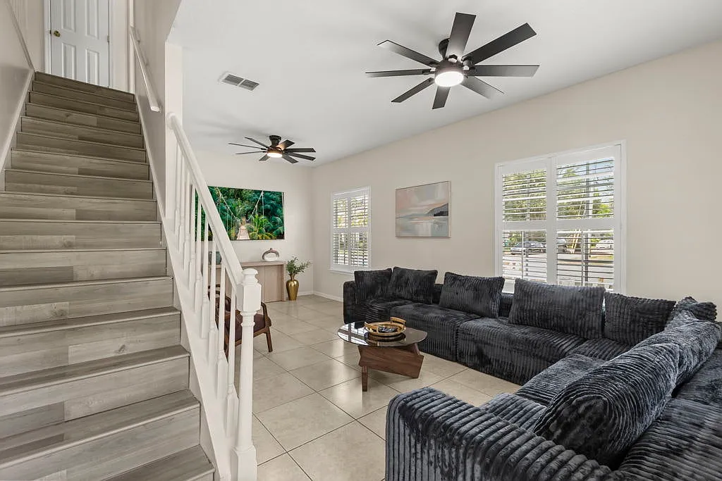 809 N Fern Creek Avenue — Photo 2