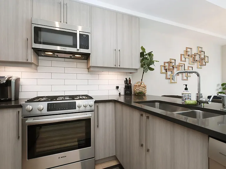 595 Pandora Ave #404 — Photo 6