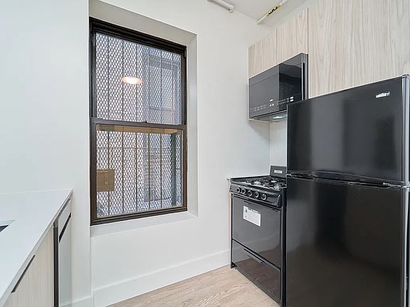 3rd image of 208 E 6th St APT 18