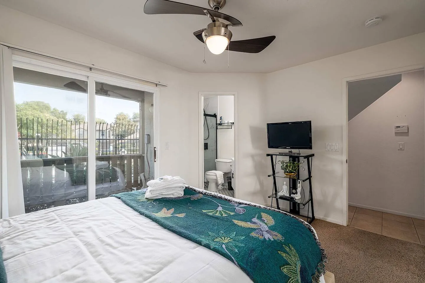 3 bed, 1044 sqft, $6,000 — Photo 2