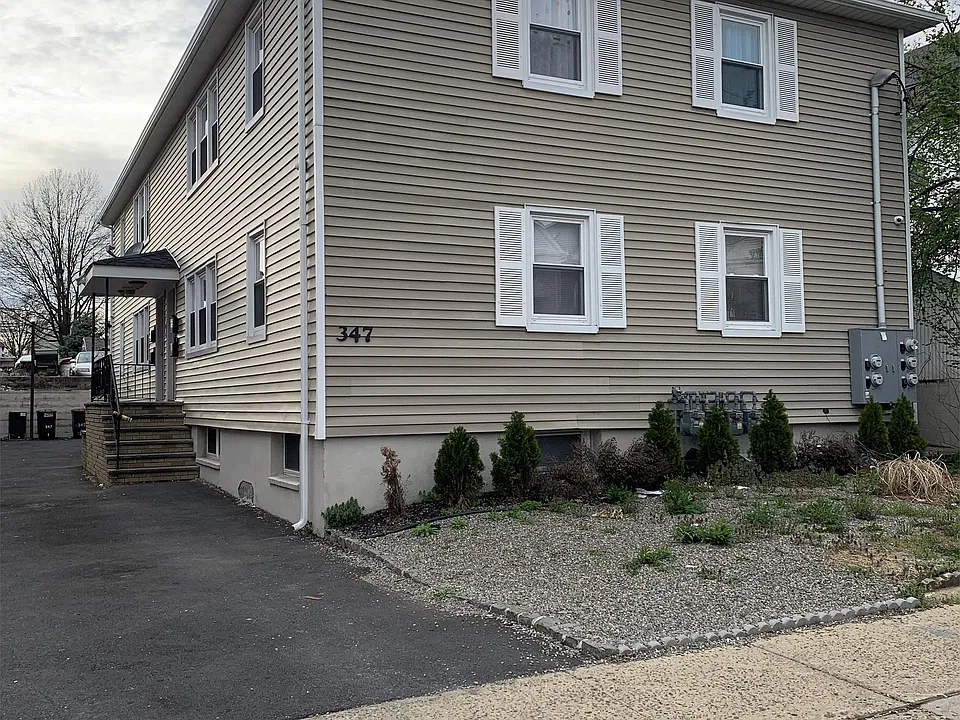 347 Washington Ave #2L