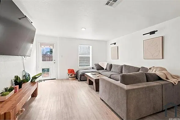 3 bed, 1358 sqft, $1,850 — Photo 3