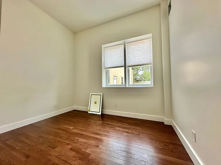 402 Crown St — Photo 13