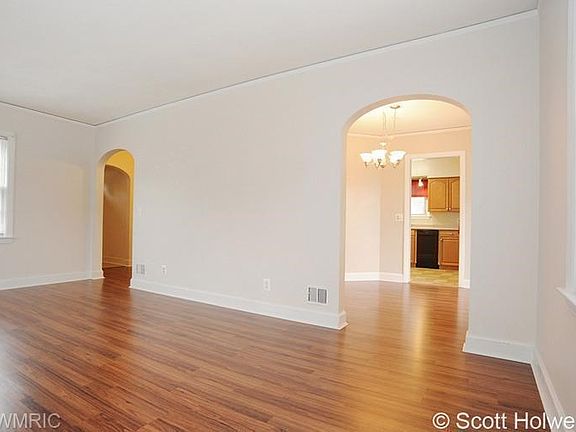 4th image of 2124 Houseman Ave NE