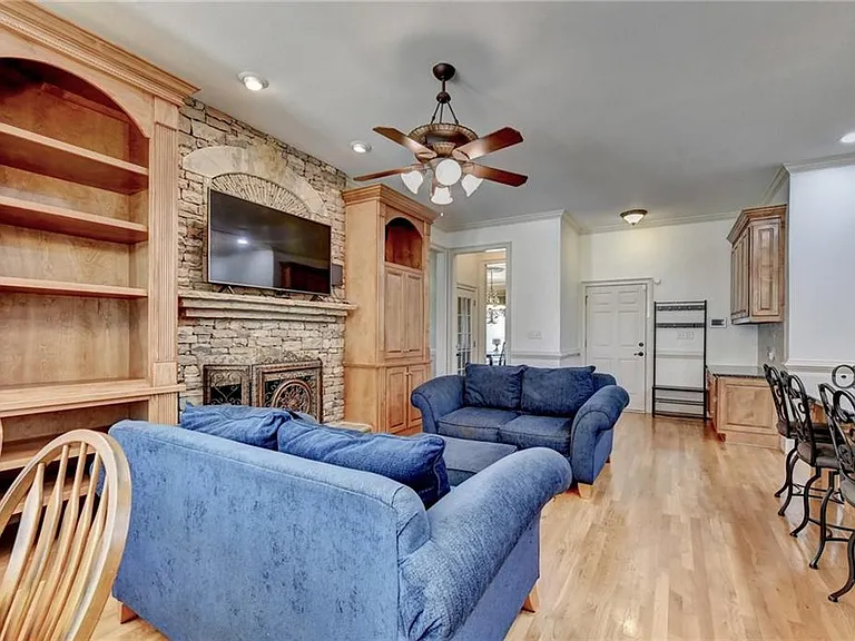 8910 Pinehurst Cv — Photo 45