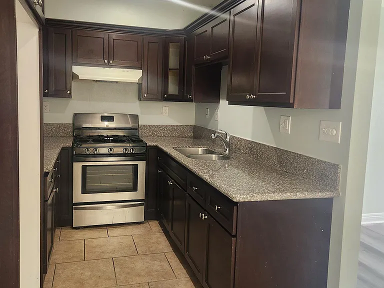 848 W 79th St — Photo 11