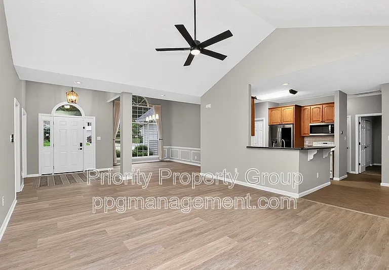 9118 Pine Springs Ct — Photo 12