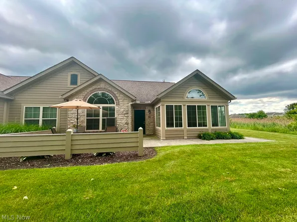 390 Quarry Lakes Dr, Amherst, OH 44001