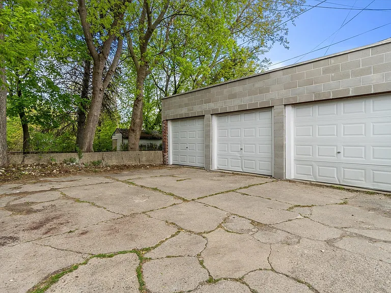 2116 N Oakland Ave — Photo 8