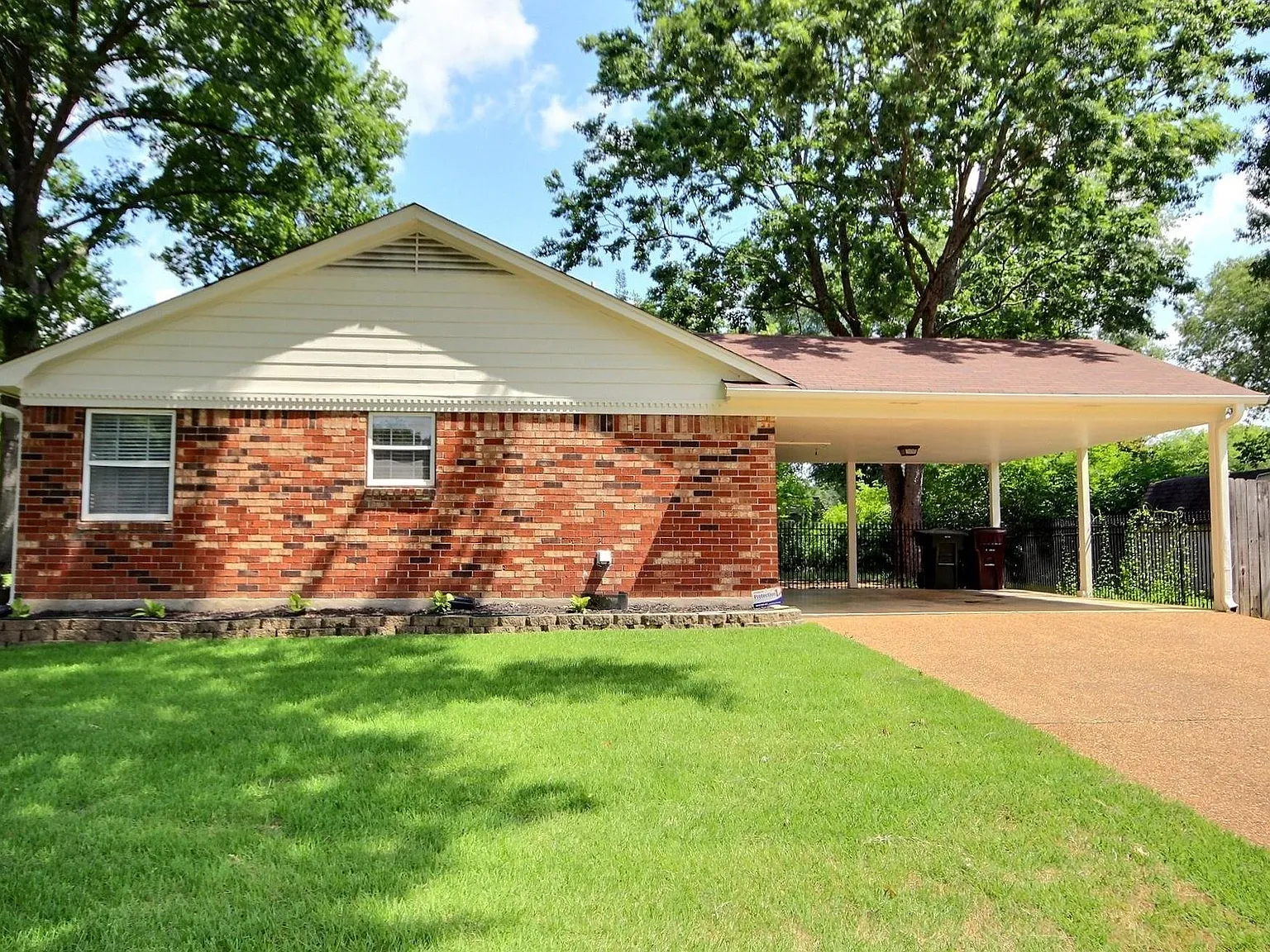 3 bed, 2.0 bath, 1384 sqft, $2,000 — Photo 4