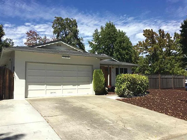 1015 Lancer Dr photo 1