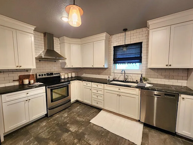 2305 Country Club Dr — Photo 6