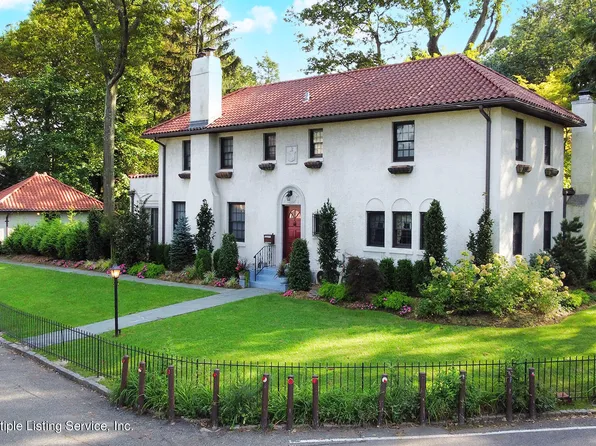 2 Silver Beech Rd, Staten Island, NY 10304