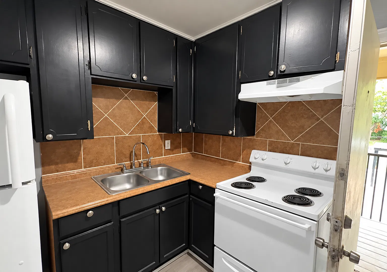 904 Sissom Rd — Photo 2