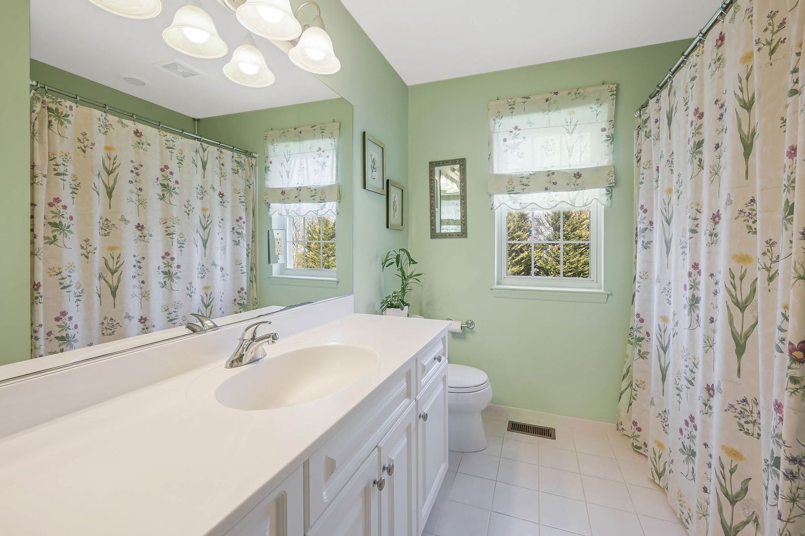  Upper Level Main Full Bathroom