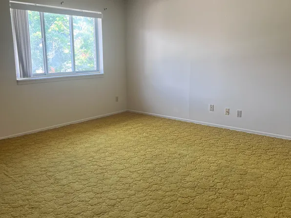 613 Hawthorne St APT 202, Vandergrift, PA 15690