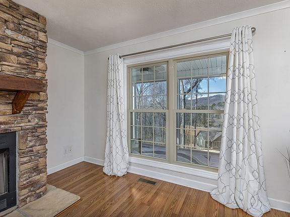 3rd image of 413 Chelaque Way