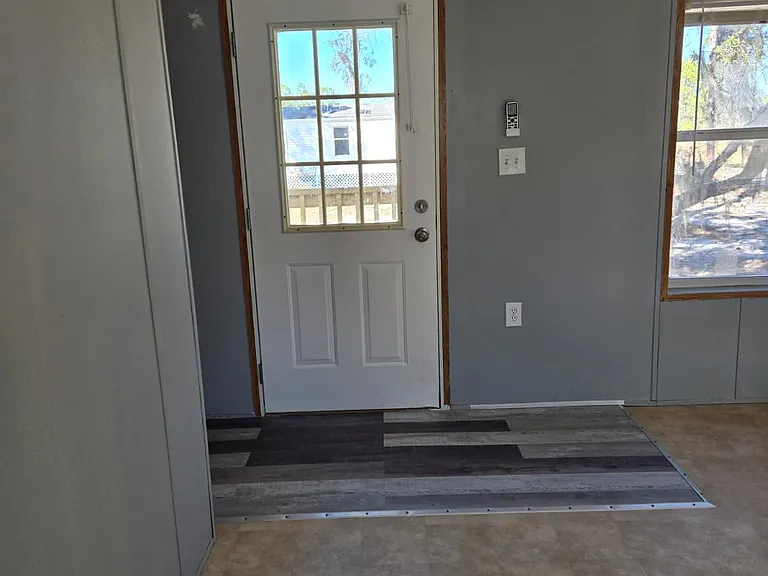 300 E Maxanna Blvd — Photo 4