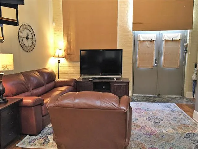 1 bed, 2.0 bath, 817 sqft, $2,000 — Photo 2