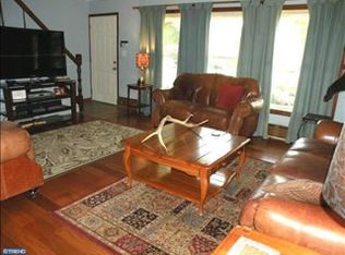 10 Hemlock Rd, Levittown, PA 19056