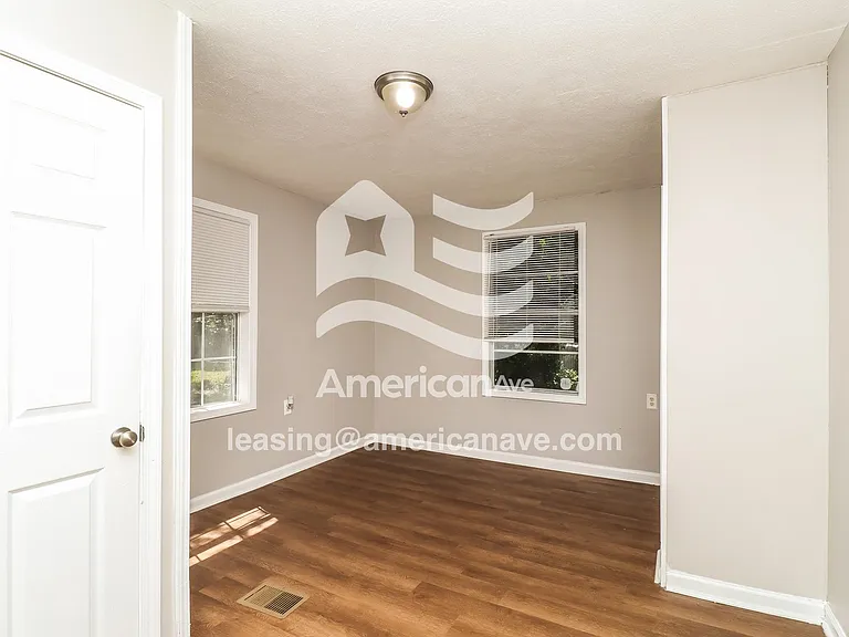 1542035_009_bedroom_10.jpg