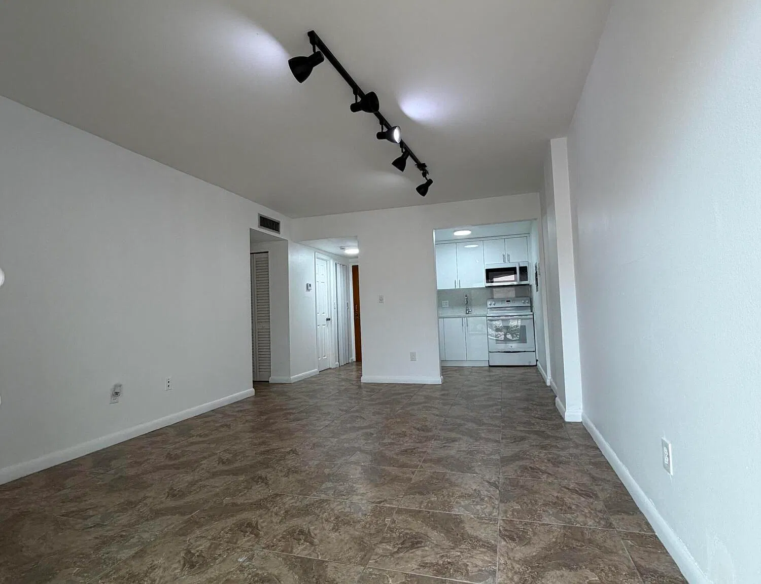 1 bed, 1.0 bath, 591 sqft, $1,750 — Photo 3