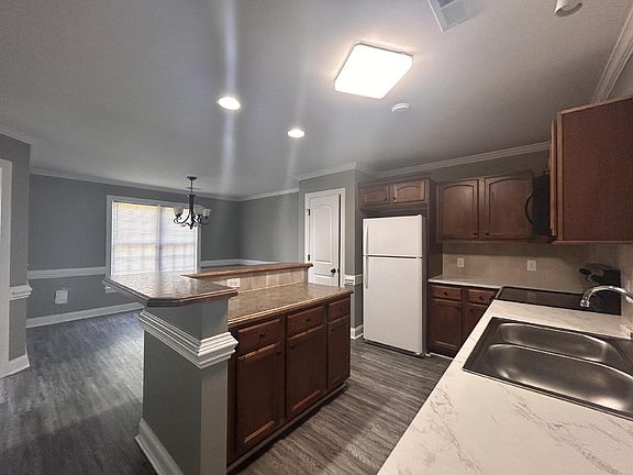 4th image of 105 Pointe Dr #A