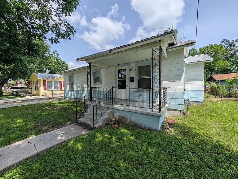 1185 W Mill St — Photo 2