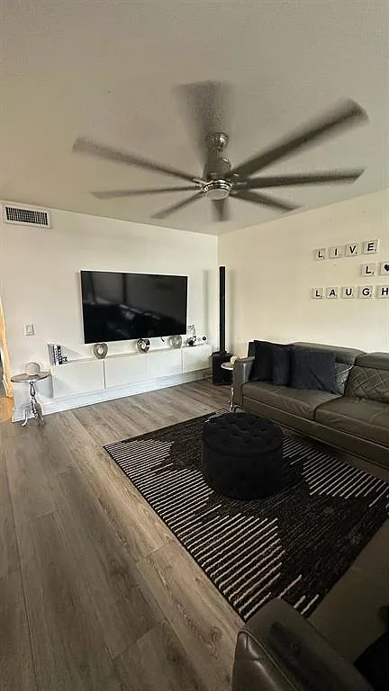 3 bed, 1360 sqft, $3,500 — Photo 3