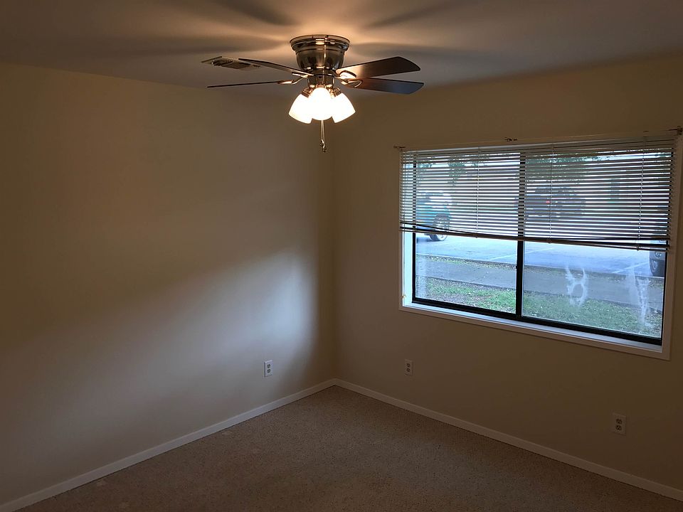 1st image of 828 Oakleigh Ave